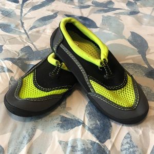 Kids water shoes size 13/1